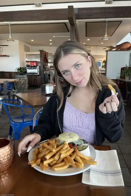 La bellissima giovane donna Macy Meadows rivela i suoi piccoli seni e mostra la sua figa