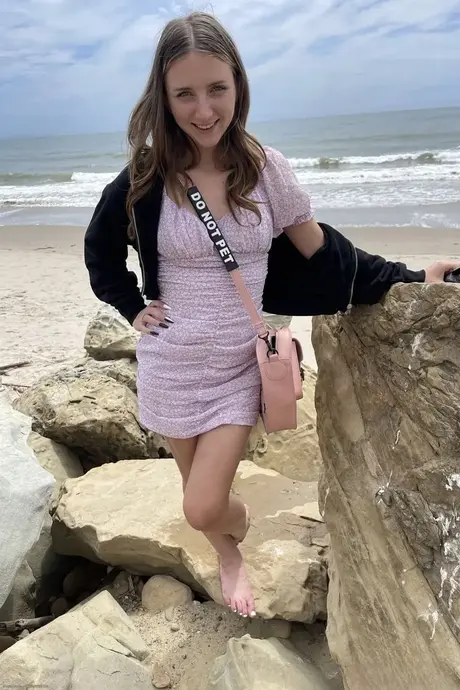 La bellissima giovane donna Macy Meadows rivela i suoi piccoli seni e mostra la sua figa