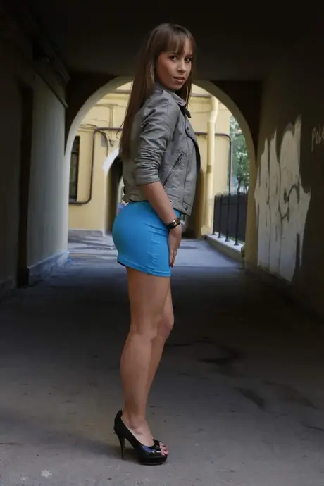 Heddie, den småbrystede brunette teenager, smager en pik før et nasty DP-knald