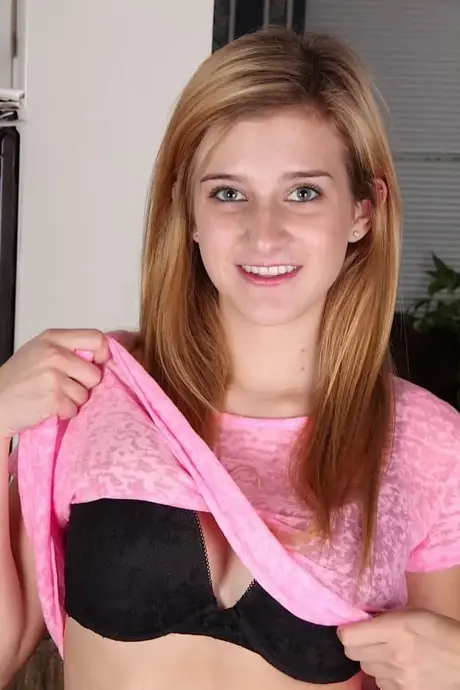 Karma Jones, blond teenagerka, v detailní sólové fotosérii nahoře bez