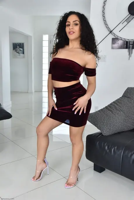 Liv Revamped exibe seu grande rabo e seus buracos apertados