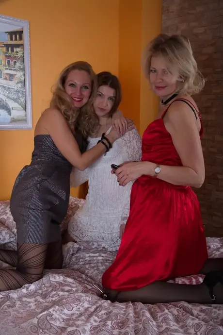 Zralé a mladší ženy sdílejí lesbické trojku na posteli