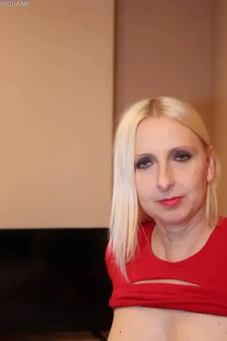 Zralá blondýna Tracey Lain provádí orální sex po anální jízdě