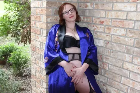 Zralá zrzavá BBW se uspokojuje hračkou na židli v sexy punčochách