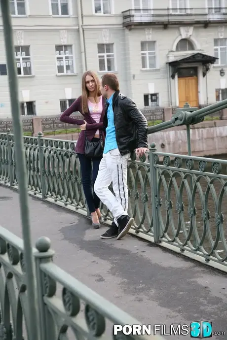 Mika, une ado amateur, en sexe anal hardcore avec un homme qu'elle vient de rencontrer
