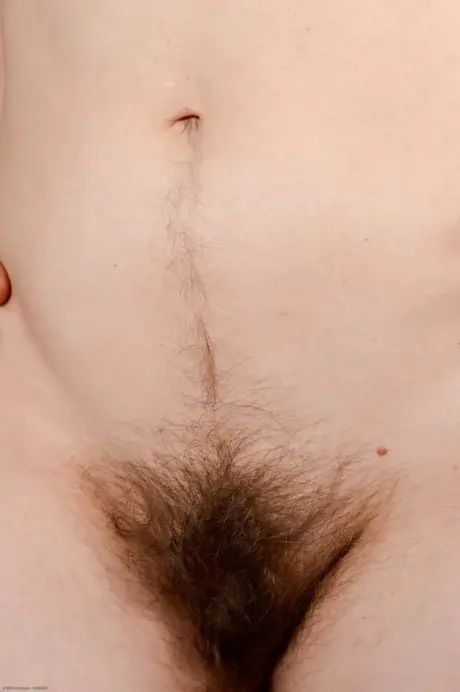 Natasha Moon, menuda y madura, muestra su vagina peluda sentada en una silla plegable
