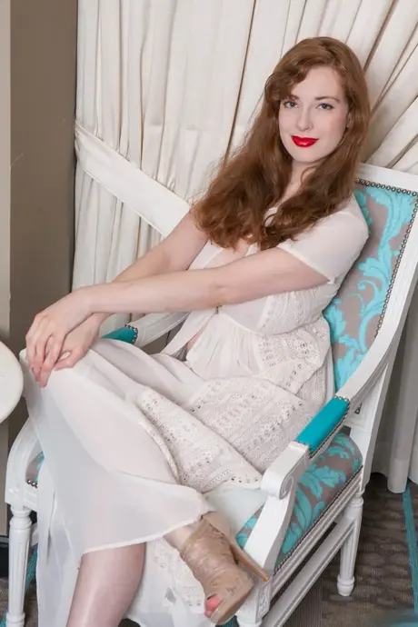 Přirozená zrzka Misha Lowe se svléká ze sexy prádla pro nahou pózu na židli