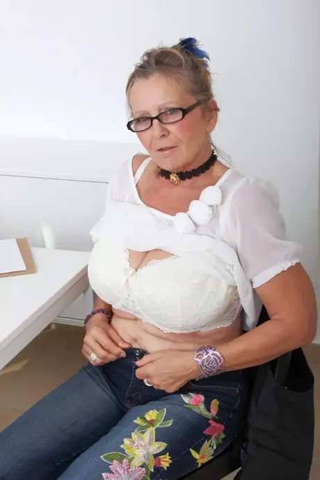 Tuhma mummo Isabel näyttää valtavat tissinsä ja hieroo karvainen pimpsansa