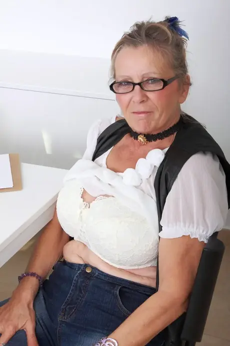 Nezbedná babička Isabel ukazuje svá obrovská prsa a tře si chlupatou pičku