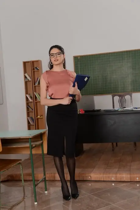 书呆子棕发教师Francesca Dicaprio被她的学生肛交