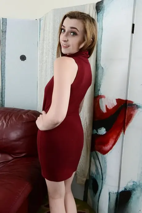 La rousse pâle Cameron Minx retire son string et se doigte la chatte rose