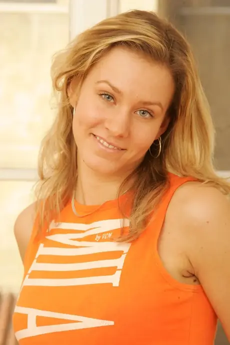 Peta, totalmente natural, tira a roupa e a lingerie para posar completamente nua