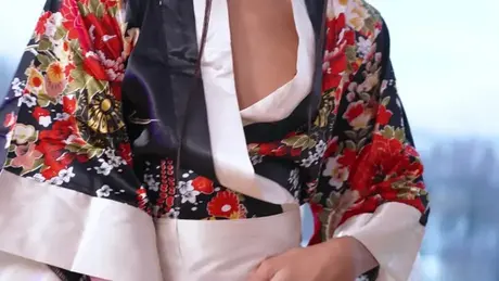 A pequena Lia Lin com um traseiro curvilíneo enfrenta um parceiro bem dotado em uma intensa ação anal