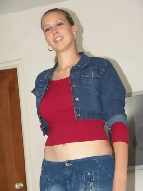 Phoenix, la chica kinky, revela sus grandes naturales y su ardiente trasero redondo antes de una paja