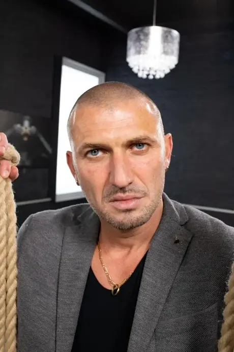 Rebecca Volpetti viser sin petite bagdel frem og modtager anal penetration