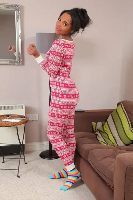 Rehea、曲線美のエボニー美人がパジャマを脱ぎ、パンティとソックスでポーズ