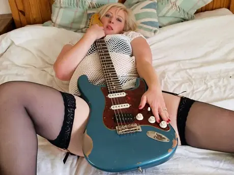 Samantha, la BBW blonde, se fait plaisir tout en tenant une guitare électrique