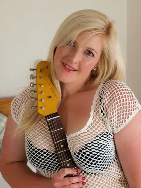 Samantha, la BBW blonde, se fait plaisir tout en tenant une guitare électrique