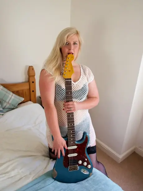 Samantha, la BBW blonde, se fait plaisir tout en tenant une guitare électrique