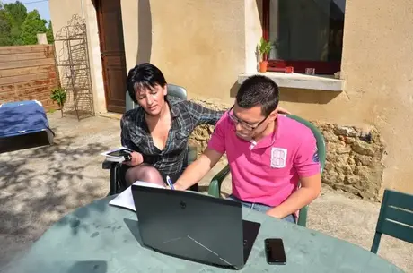 Lucie Luke, ossessionata dal sesso, se lo prende nel culo da un giovane informatico all'aperto