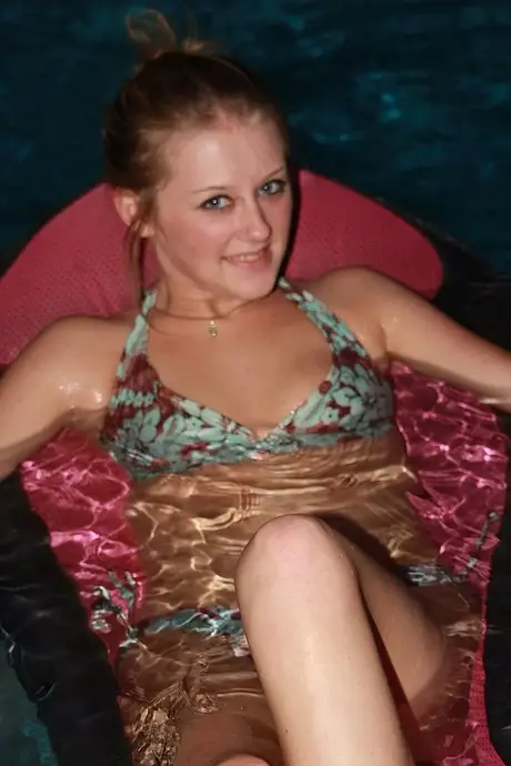 Schlanke Amateurin Sapphire Flower posiert draußen in ihrem sexy Bikini
