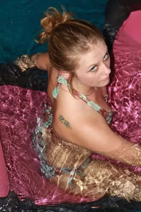 Schlanke Amateurin Sapphire Flower posiert draußen in ihrem sexy Bikini