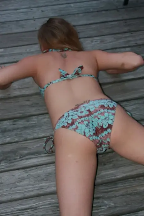 Schlanke Amateurin Sapphire Flower posiert draußen in ihrem sexy Bikini