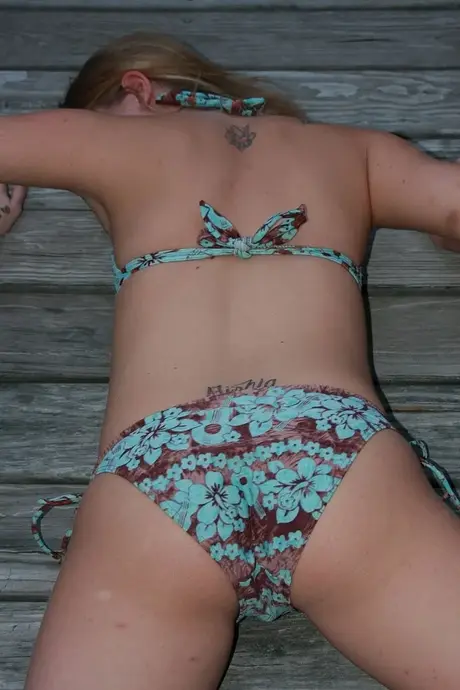 Schlanke Amateurin Sapphire Flower posiert draußen in ihrem sexy Bikini