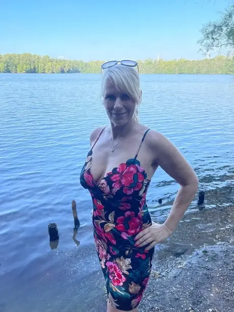 Søde Susi, den blonde dame, afslører sig i eventyr ved søen