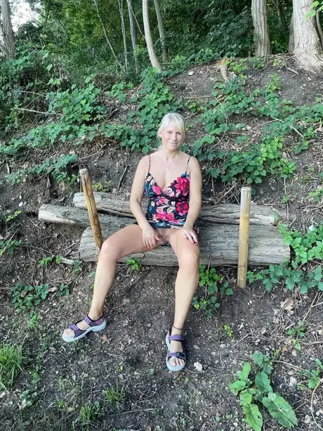 Søde Susi, den blonde dame, afslører sig i eventyr ved søen