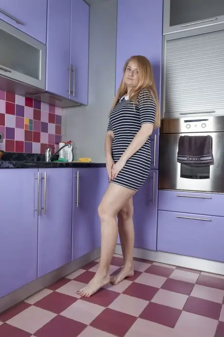 Sweetmaiden, en amatørmodel, leger med sin naturlige fisse efter at have klædt sig af