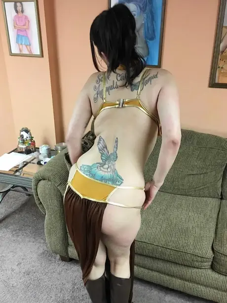 Den tatoverede brunette Lavender Rayne giver en intens blowjob