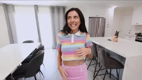 Theodora Day tar ut en butt plug inför POV-analsex