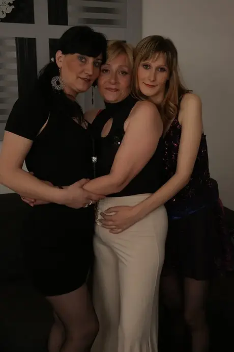 Tre modne europeiske kvinner med kinky smak kler langsomt av seg og slikker hverandres hovne fitter