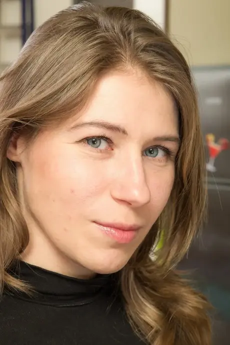 Nuori Loredana antaa kuumottavan käsihieron ja makaa naapurin pojan kanssa