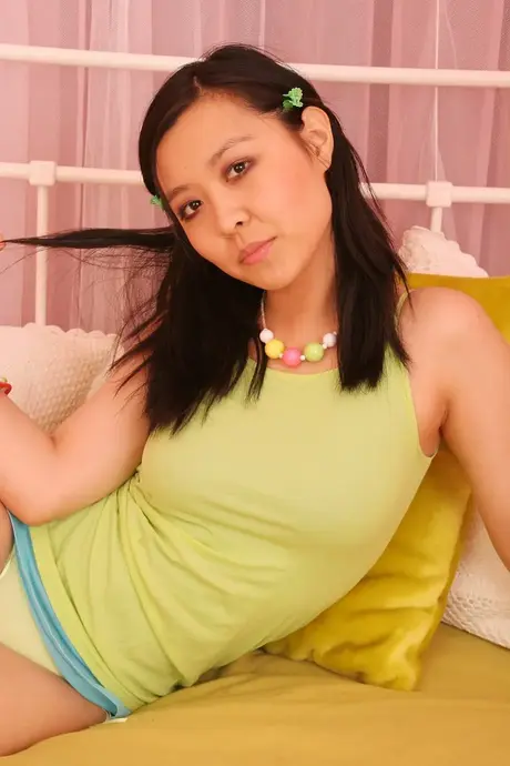 Yulia, une jolie jeune femme aux seins sucrés, se joue et se doigte aussi bien l'anus que la chatte