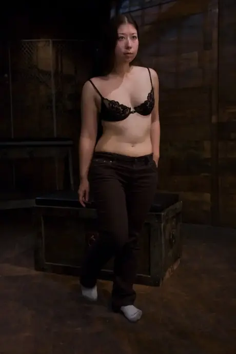 业余美女Moriel脱衣，被捆绑并戏弄