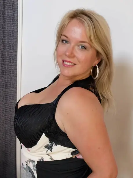 La aficionada BBW Sindy Bust muestra sus grandes pechos y su trasero antes de jugar con su coño