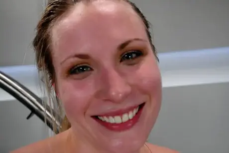 Amatør-BDSM-entusiasten Harmony rider og nyder en Sybian-maskine i en solosession