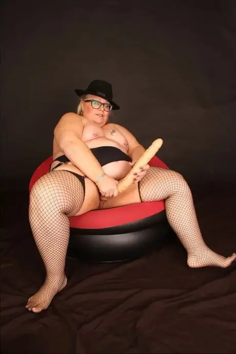 Die übergewichtige Amateurblondine Lexie Cummings trägt bei vaginalen Insertionen einen Hut