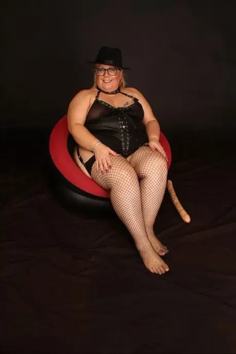 Die übergewichtige Amateurblondine Lexie Cummings trägt bei vaginalen Insertionen einen Hut