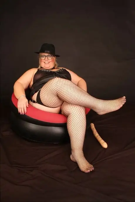 Die übergewichtige Amateurblondine Lexie Cummings trägt bei vaginalen Insertionen einen Hut