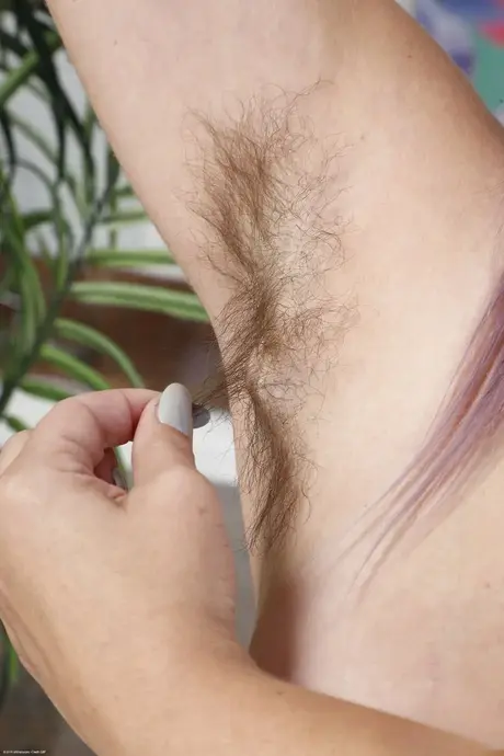 A amadora Bratty Wolfie com cabelo tingido exibe seu castor muito peludo