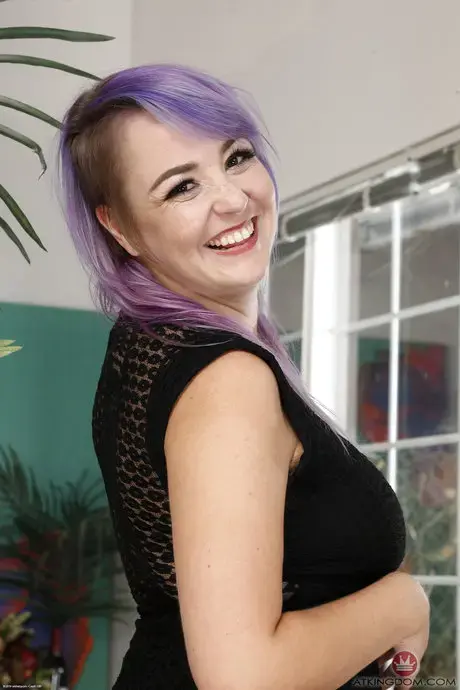 A amadora Bratty Wolfie com cabelo tingido exibe seu castor muito peludo