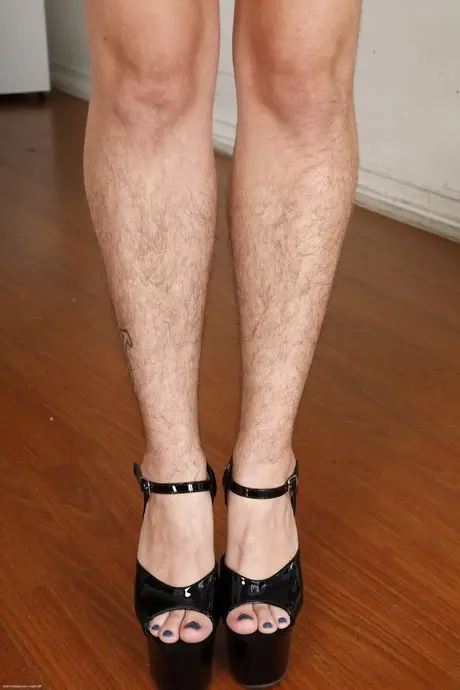 A amadora Bratty Wolfie com cabelo tingido exibe seu castor muito peludo