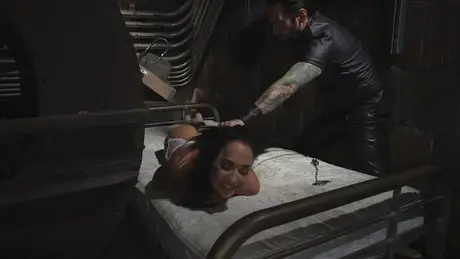 La brune amateur Amara Romani se lance dans une gangbang hardcore