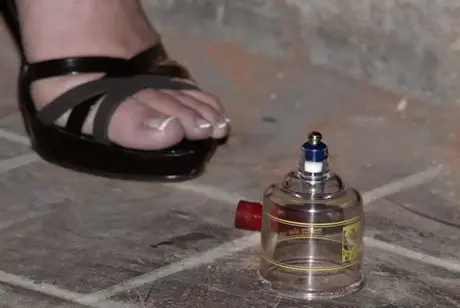 L'amatrice brune Amber Rayne s'est masturbée alors qu'elle était attachée dans un donjon
