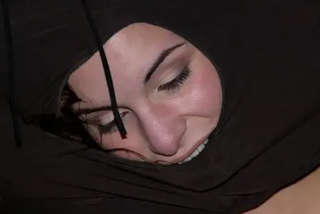 L'amatrice brune Amber Rayne s'est masturbée alors qu'elle était attachée dans un donjon