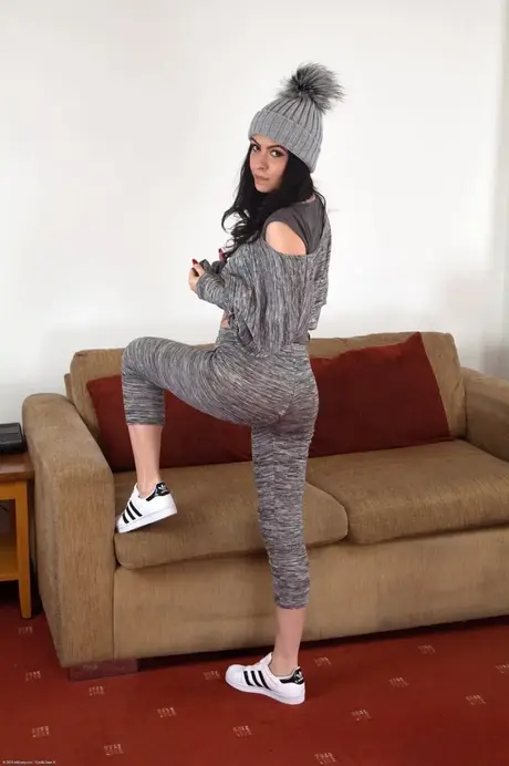 Amateurin Lou Lou, brünett, zieht sich aus und streichelt ihre behaarte Muschi
