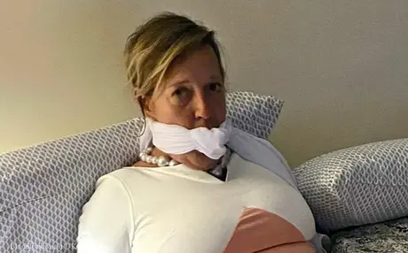 Amatören Lady Meyer med munkavle och bunden i olika rum hemma
